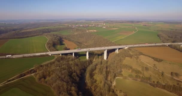 4k antenne, vlucht langs een grote brug in Duitsland — Stockvideo