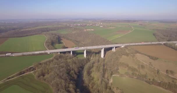 4K Aerial, voo ao longo de uma enorme ponte na alemanha — Vídeo de Stock