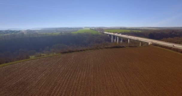 4K Aerial, полет вдоль огромного моста в Германии — стоковое видео