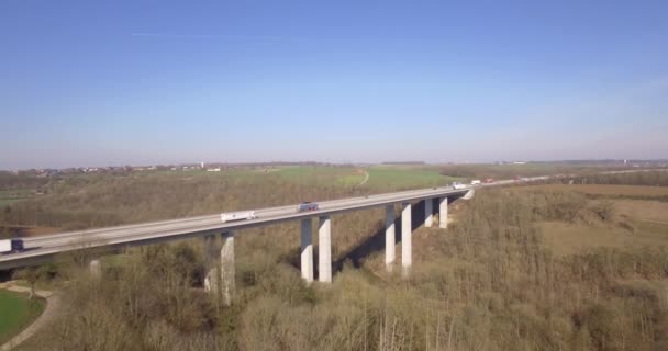 4k antény, let podél obrovského most v Německu