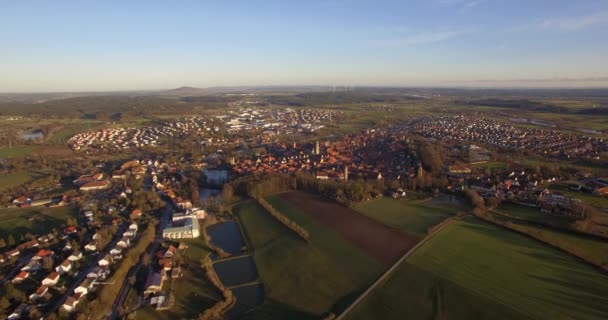 4k antenne, vlucht over landschap rond het dorp in Duitsland — Stockvideo