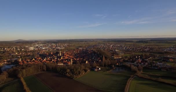 4K Aerial, Полет над ландшафтом вокруг маленькой деревни в Германии — стоковое видео