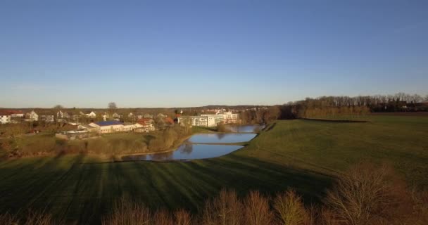 4K Aerial, Полет над ландшафтом вокруг маленькой деревни в Германии — стоковое видео