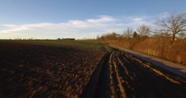 4k antenne, vlucht over landschap rond het dorp in Duitsland — Stockvideo