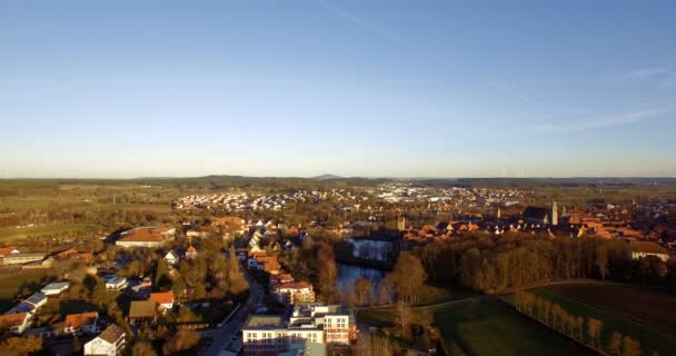 4k antenn, flyg över landskapet kring liten by i Tyskland — Stockvideo