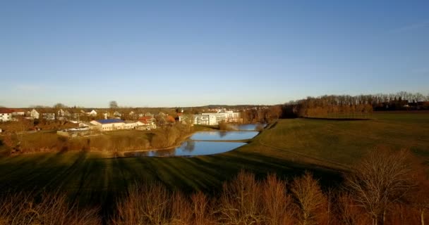 4K Aerial, Voo sobre a paisagem em torno de pequena aldeia na alemanha — Vídeo de Stock