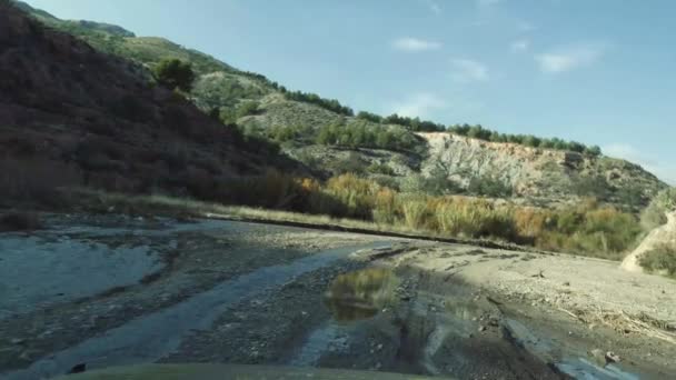 Offroad através de um leito de rio, Andaluzia, Espanha — Vídeo de Stock