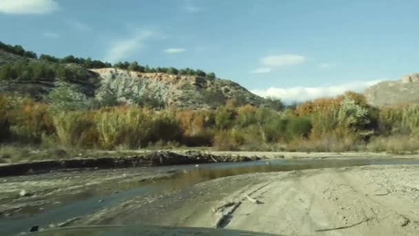 Offroad através de um leito de rio, Andaluzia, Espanha — Vídeo de Stock