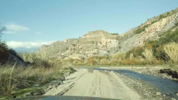 Offroad através de um leito de rio, Andaluzia, Espanha — Vídeo de Stock