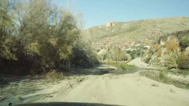 Offroad aracılığıyla bir nehir yatağı, Endülüs, İspanya — Stok video