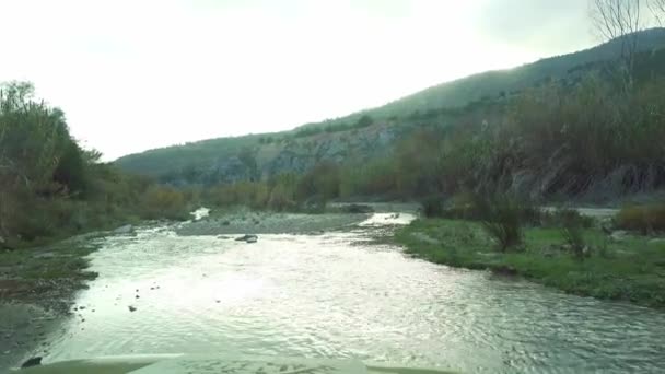 Offroad através de um leito de rio, Andaluzia, Espanha — Vídeo de Stock