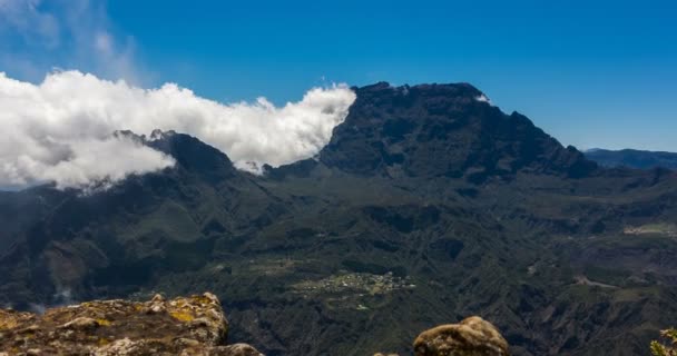 4k, time-lapse, epische wolken op Le Grand Benare bergketen, Reunion — Stockvideo