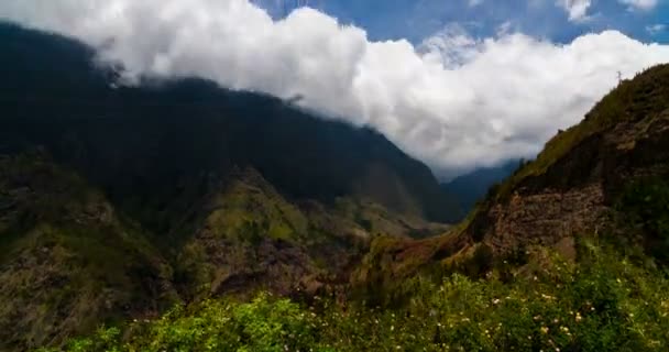 4k, čas zanikla, epické mraky v pohoří, městě Cilaos, Reunion — Stock video