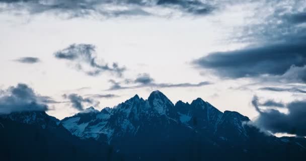 4k, zaman atlamalı, epik bulutlar oluşumu yukarıda yüksek Tatra dağ silsilesi, Slovakya — Stok video