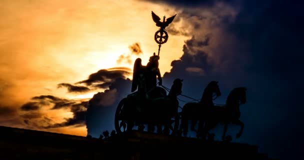 4k, Time Lapse, Quadriga bij zonsondergang, Brandenburger Tor, Berlijn — Stockvideo