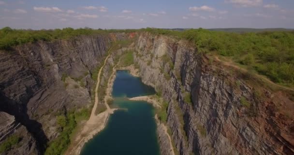 4K Aerial, Gorge Lom Velka Amerika, Чехия — стоковое видео
