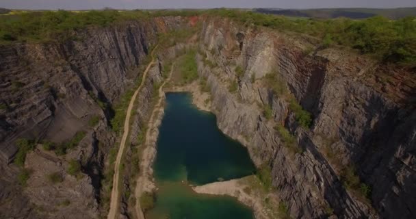 4K Aerial, Gorge Lom Velka Amerika, República Checa — Vídeos de Stock