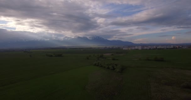 4K Aérien, Champ Plaine Avec Vue Sur La Chaîne De Montagne Haute Tatra, Slovaquie 