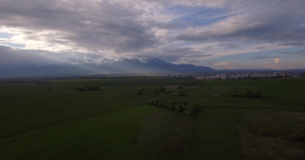 4K antena, campo liso com vista na escala alta da montanha de Tatra, Eslováquia — Vídeo de Stock