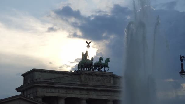 4k, Brandenburger Tor, Quadriga på gyllene timmen, Berlin — Stockvideo