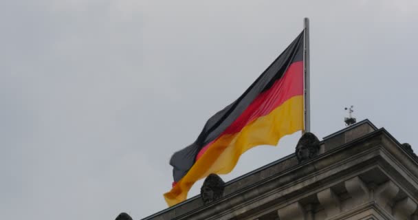 4k, Reichstag niemiecką banderą, z bliska, Berlin — Wideo stockowe