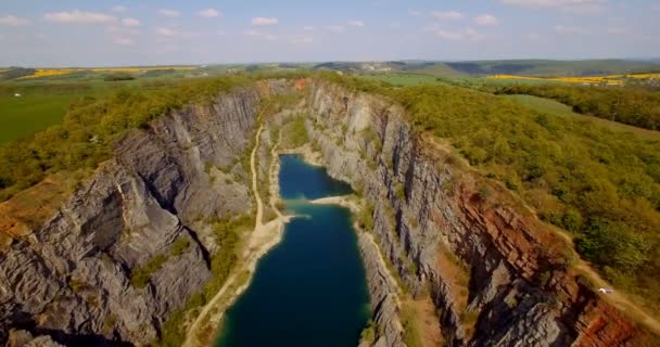4 k 空中，峡谷 Lom 韦尔卡亚美利加，捷克共和国 — 图库视频影像
