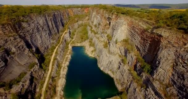 4K Aerial, Gorge Lom Velka Amerika, República Checa — Vídeos de Stock