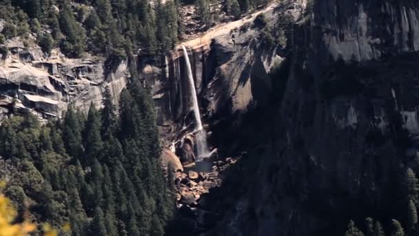 Cascada en Yosemite Nationalpark, Estados Unidos — Vídeos de Stock