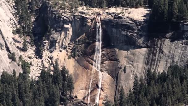 Cascada en Yosemite Nationalpark, Estados Unidos — Vídeos de Stock