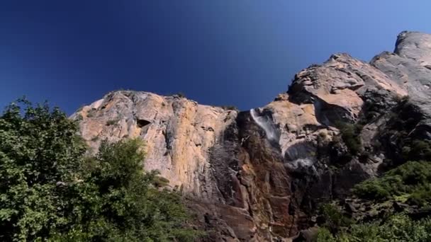 Водопад в Национальном парке Йосемити, США — стоковое видео