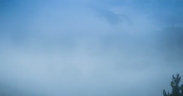 4K, Time Lapse, Nubes y niebla sobre Vallon Du Lagon en Fort De La Marguerie, Francia - Versión en frío — Vídeo de stock