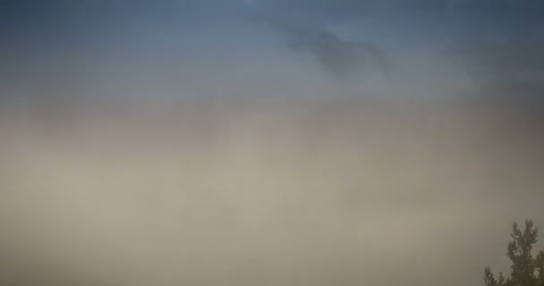 4K, Time Lapse, Nubes y niebla sobre Vallon Du Lagon en Fort De La Marguerie, Francia - Versión neutral — Vídeos de Stock