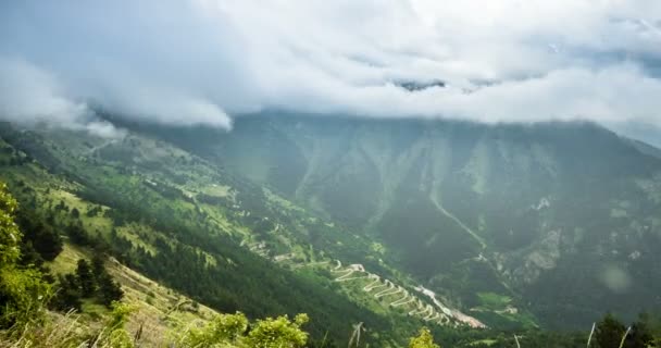 4K, Time Lapse, Nubes y niebla sobre Vallon Du Lagon en Fort De La Marguerie, Francia - Versión neutral, Pan — Vídeo de stock