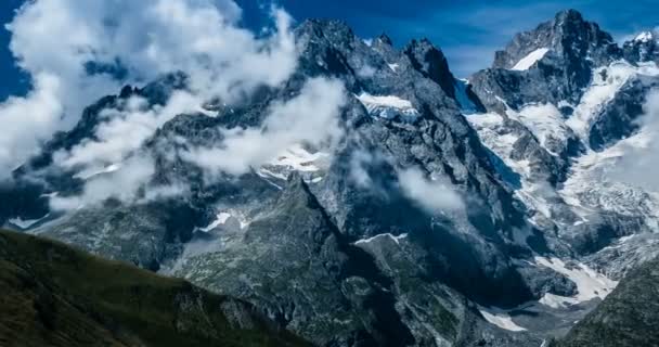 4k, czas wygaśnięcia, tworzenie się chmur w Valfréjus, Francja - wersja zimno, Pan — Wideo stockowe