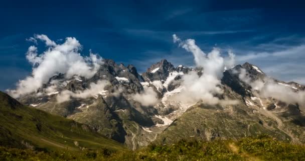 4k, czas wygaśnięcia, tworzenie się chmur w Valfréjus, Francja - obojętna wersja — Wideo stockowe