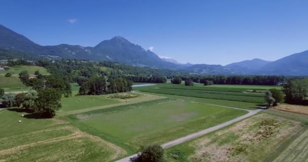 4K Aerial, Flying Around Aera Mont De La Coche, Francia - versione graduata — Video Stock