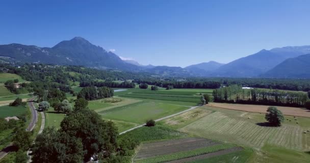 4 k antenna, repülő körül Aera Mont De La autó, Franciaország - osztályozott változat — Stock videók