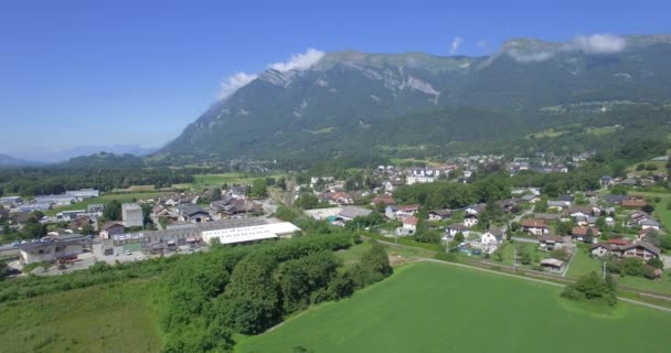 4k-Antenne, fliegt um den aera mont de la coche, Frankreich - einheimische Version — Stockvideo