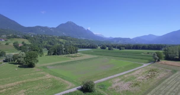 4k Aerial, repülő körül AERA Mont de La Coche, Franciaország-natív változat — Stock videók