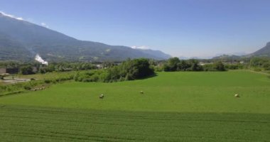 4k Aerial, Aera Mont De La Coche Etrafında Uçan, Fransa - yerli versiyonu