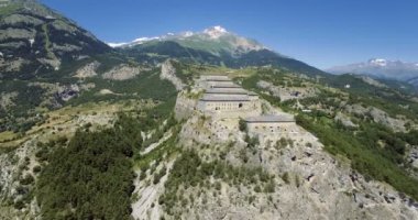 4k Aerial, Fyling Above Fort Victor-Emmanuel, Fransa - dereceli versiyonu