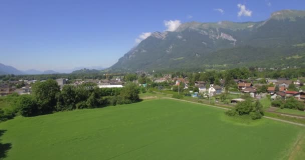 4k-Antenne, fliegt um den aera mont de la coche, Frankreich - einheimische Version — Stockvideo