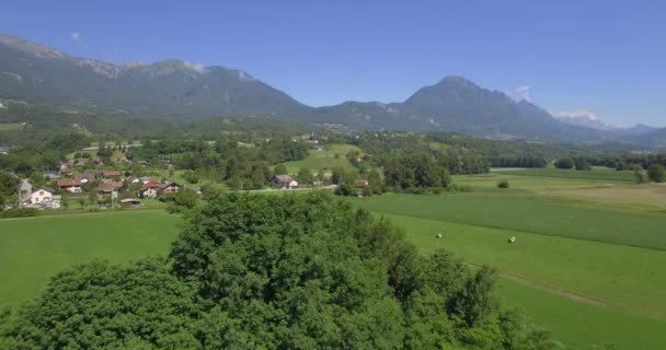 4K antenn, flyga runt Aera Mont de La Coche, Frankrike-Native version — Stockvideo