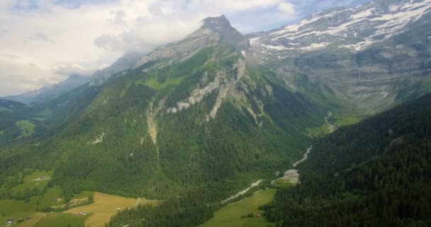 4K-antenn, flygande på Col de La Croix, Schweiz-graderad version — Stockvideo