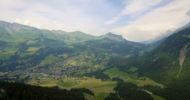 4K Aerial, Voando no Col De La Croix, Suíça - versão graduada — Vídeo de Stock