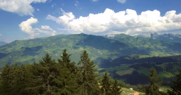 4 k antenne, vliegen op Jaunpass, Zwitserland - getrapte versie — Stockvideo
