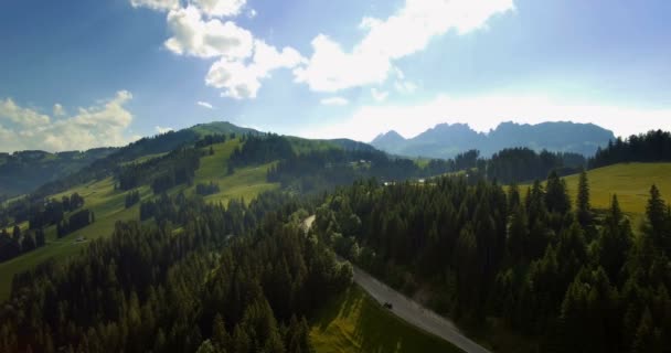 4 k antenne, vliegen op Jaunpass, Zwitserland - getrapte versie — Stockvideo