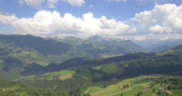 4 k antenne, vliegen op Jaunpass, Zwitserland - native versie — Stockvideo