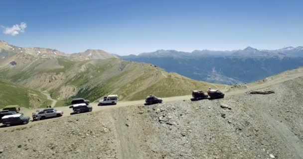 4 k κεραία, που φέρουν πάνω από την σύνοδο κορυφής του Monte Jafferau, Ιταλία - βαθμολογείται έκδοση — Αρχείο Βίντεο