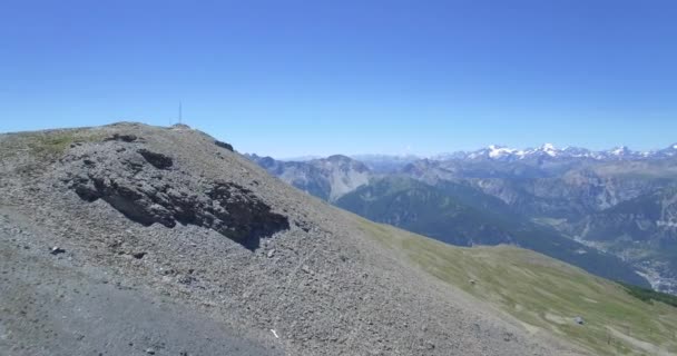 4 k anteny, pływające powyżej szczytu z Monte Jafferau, Włochy - natywną wersję — Wideo stockowe